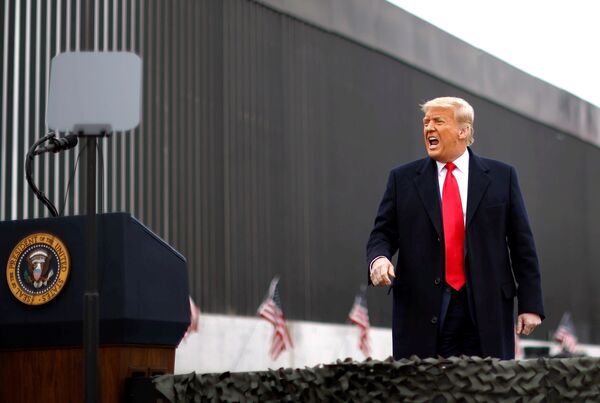 ASV prezidents Donalds Tramps apmeklēja sienu pie ASV un Meksikas robežas, Alamo, Teksasas štats - Sputnik Latvija