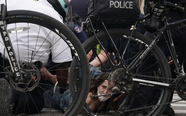 Policijas darbinieki aiztur protesta akcijas dalībniekus Ņujorkā. Protesti notika ASV pilsētās pēc policijas aizturētā afroamerikāņa Džordža Floida nāves  - Sputnik Latvija
