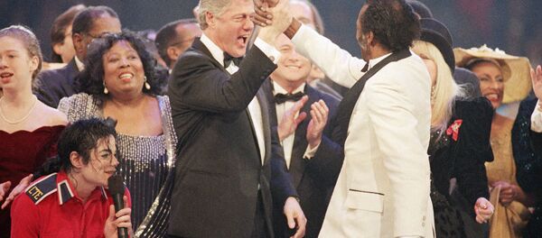 Jaunievēlētais prezidents Bils Klintons un dziedātājs Čaks Berijs galā vakarā Capital Center Landoverā, 1993. gads Jaunievēlētais prezidents Bils Klintons un dziedātājs Čaks Berijs galā vakarā Capital Center Landoverā, 1993. gads - Sputnik Latvija