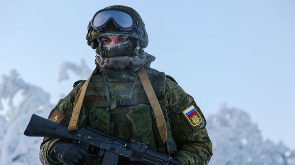 Военнослужащий морской пехоты Северного флота во время тренировки в Мурманской области - Sputnik Latvija