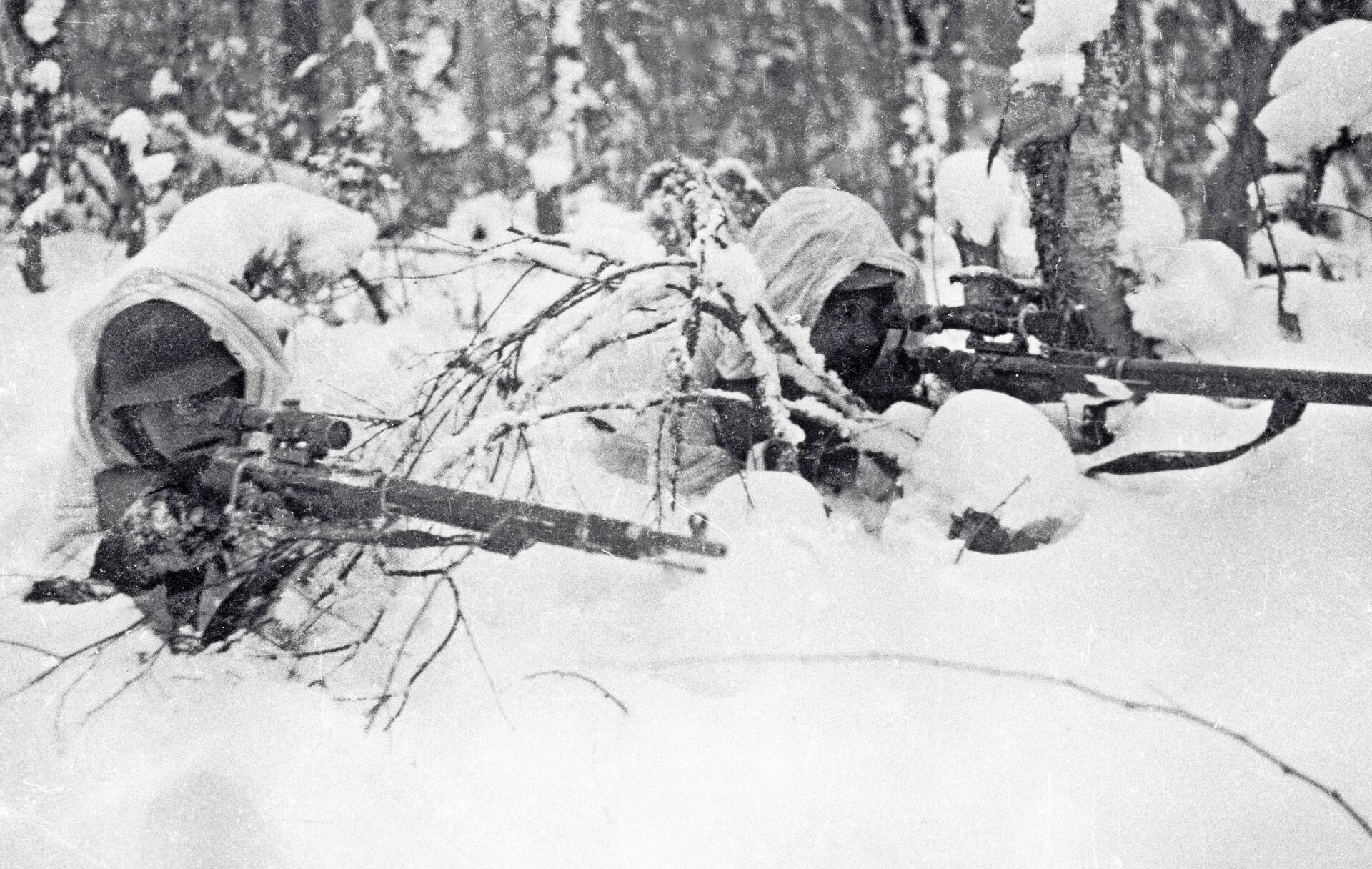 Красноармейцы-снайперы в засаде во время Советско-финской войны 1939-1940 гг - Sputnik Latvija, 1920, 27.05.2022