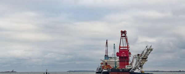 Судно-трубоукладчик Фортуна в порту немецкого города Висмар - Sputnik Латвия