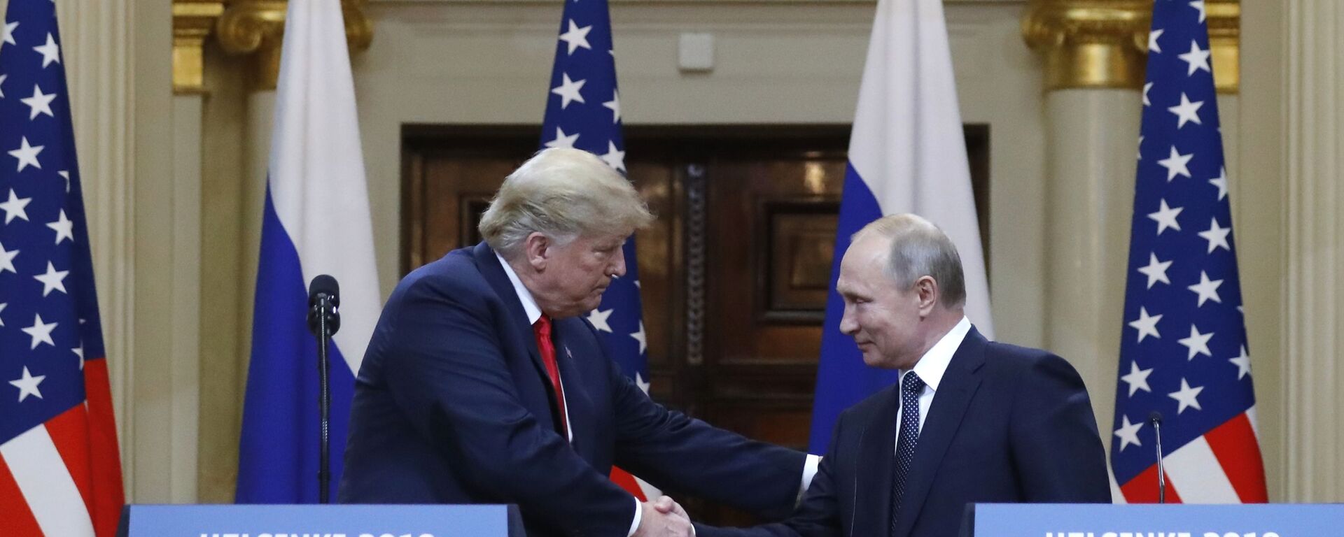 Встреча президента РФ Владимира Путина и президента США Дональда Трампа в Хельсинки - Sputnik Латвия, 1920, 18.10.2025