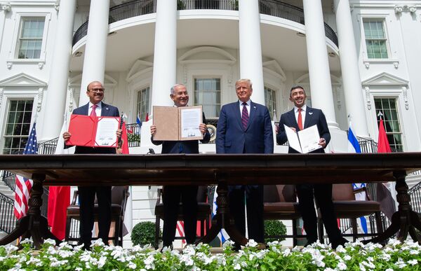 Президент США Дональд Трамп во время подписания соглашения об установлении отношений с ОАЭ и Бахрейном Израилем - Sputnik Латвия