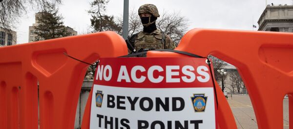 Военнослужащий Национальной гвардии дежурит неподалеку от здания Капитолия штата Пенсильвания в Гаррисберге - Sputnik Латвия