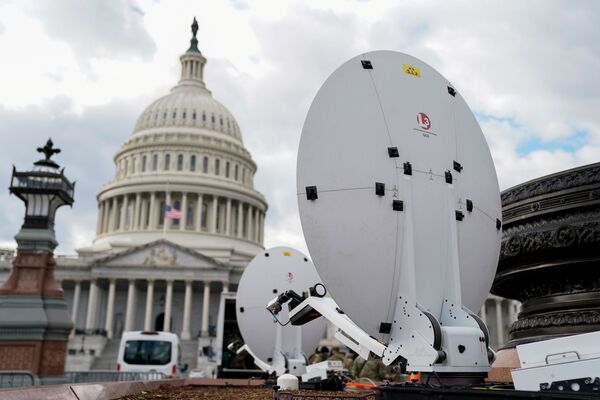 Спутниковые антенны на Кэпитол Хилле во время подготовки к инаугурации в Вашингтоне  - Sputnik Латвия