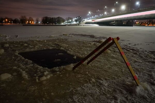 Крещение в условиях пандемии: рижане поделились опытом купания в морозы - Sputnik Латвия