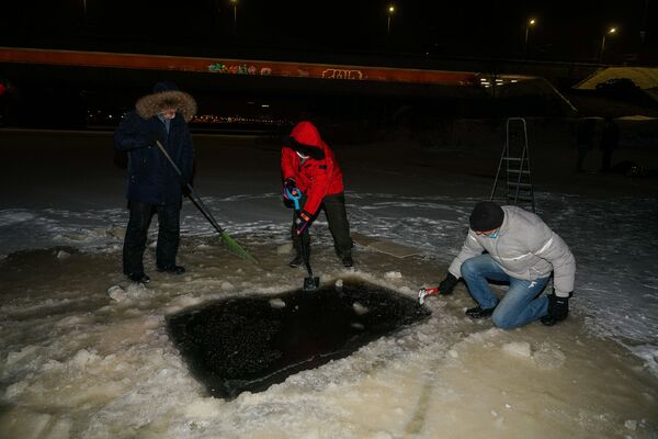 Крещение в условиях пандемии: рижане поделились опытом купания в морозы - Sputnik Латвия