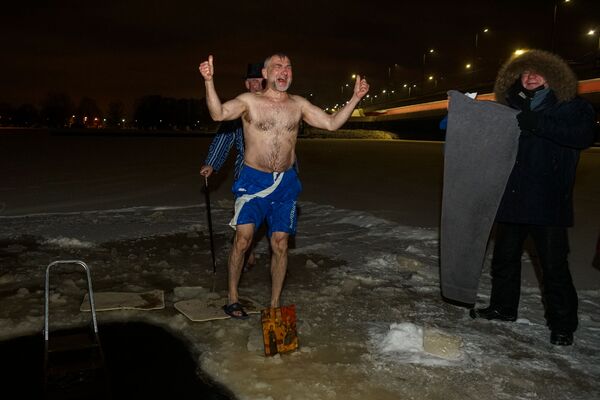 Крещение в условиях пандемии: рижане поделились опытом купания в морозы - Sputnik Латвия
