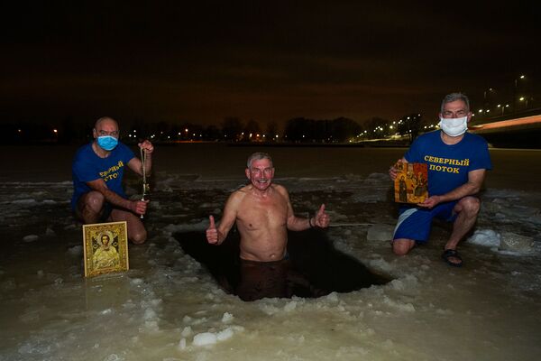 Крещение в условиях пандемии: рижане поделились опытом купания в морозы - Sputnik Латвия