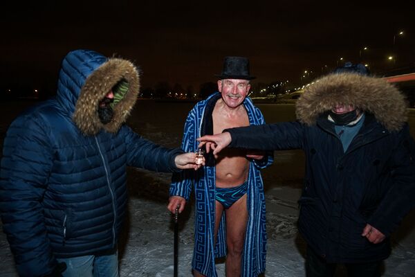 Крещение в условиях пандемии: рижане поделились опытом купания в морозы - Sputnik Латвия