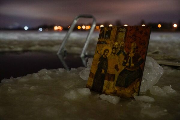 Крещение в условиях пандемии: рижане поделились опытом купания в морозы - Sputnik Латвия