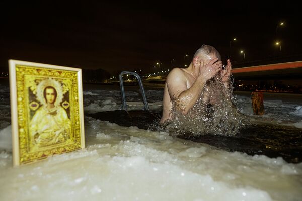 Крещенское купание в водах реки Даугава - Sputnik Latvija