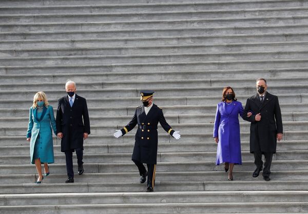 Президент США Джо Байден, первая леди Джилл Байден, вице-президент Камала Харрис и ее муж Дуг Эмхофф после церемонии инаугурации в Вашингтоне - Sputnik Латвия