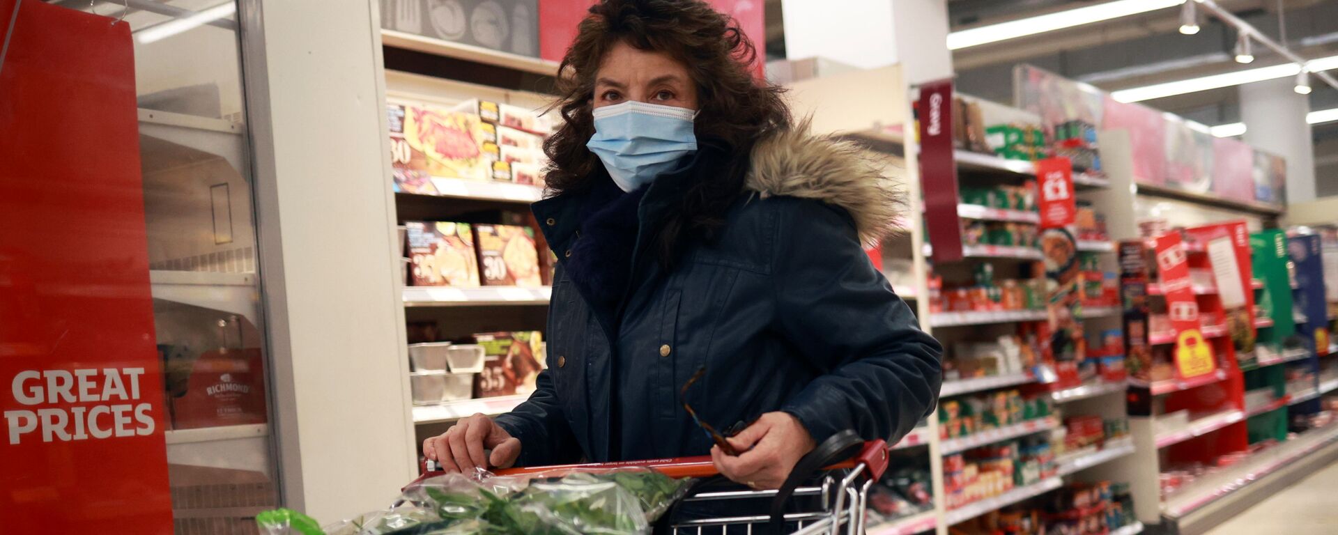 Женщина в защитной маске в супермаркете - Sputnik Латвия, 1920, 05.02.2021