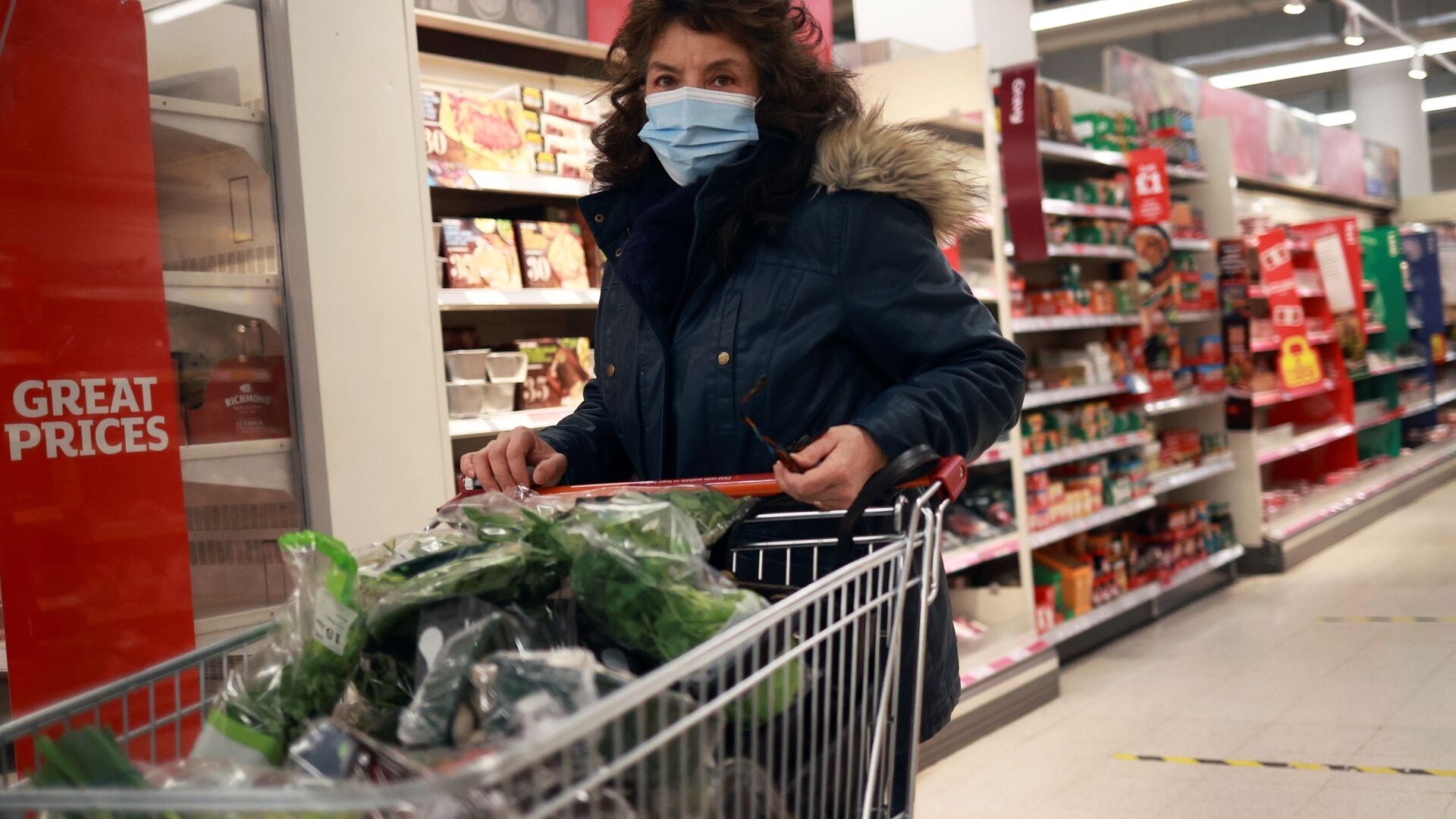 Женщина в защитной маске в супермаркете - Sputnik Латвия, 1920, 28.09.2021