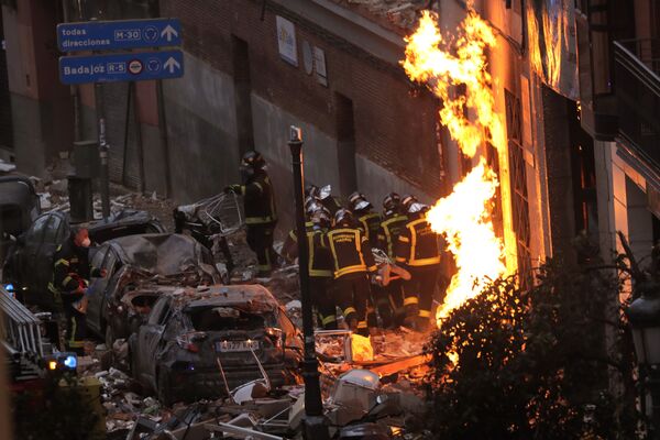Пожарные на месте происшествия в центре Мадрида, где в одном из домов произошел взрыв - Sputnik Латвия