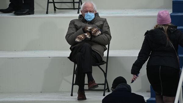 Senators Bērnijs Sanderss prezidenta inaugurācijai uzvilka interesantus dūraiņus, kuri latviešiem atsauca atmiņā savu tradicionālo apģērba elementu - Sputnik Latvija