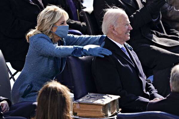 Pirmā lēdija Džilla Baidena ar vīru prezidenta 59. inaugurācijas laikā Vašingtonā - Sputnik Latvija