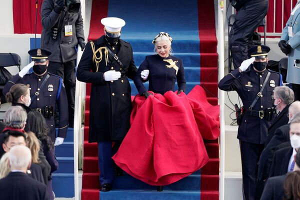 ASV himnu ceremonijā izpildīja Lēdija Gaga. Skatītājiem iespiedās atmiņā viņas tērps ar pieguļošu tumši zilu žaketi un kupliem sarkaniem svārkiem, tomēr uzmanības centrā bija liela apzeltīta broša – balodis, miera simbols - Sputnik Latvija