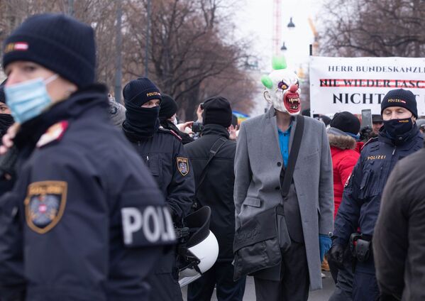 Policisti un protesta akcijas dalībnieks Vīnē, 16. janvāris - Sputnik Latvija