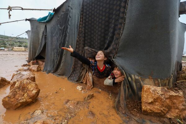 Bērni pārvietoto personu nometnē Idlibas provincē Sīrijā, 17. janvāris - Sputnik Latvija