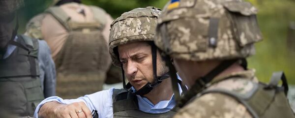 Президент Украины Владимир Зеленский во время визита в Донбасс - Sputnik Латвия