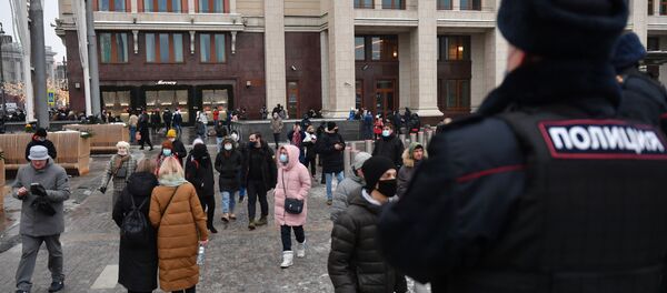 Сотрудник полиции и люди на Манежной площади в Москве во время несанкционированной акции сторонников Алексея Навального. Сотрудник полиции и люди на Манежной площади в Москве во время несанкционированной акции сторонников Алексея Навального. - Sputnik Latvija