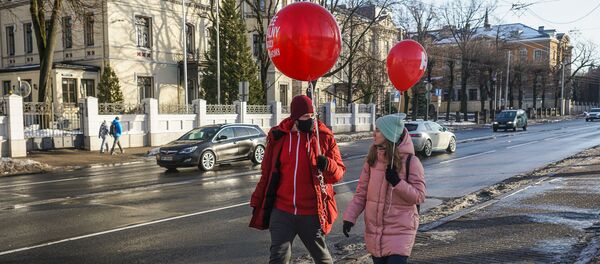 Акция в поддержку российского блогера Алексея Навального у посольства России в Латвии в Риге.  - Sputnik Латвия