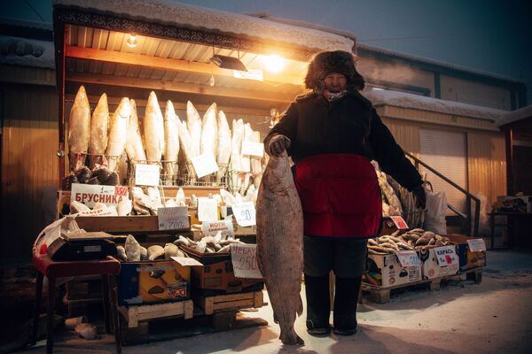 Торговец рыбой на рынке в Якутске - Sputnik Latvija