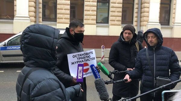Кирилл Вышинский на акции у Посольства Латвии в Москве - Sputnik Латвия