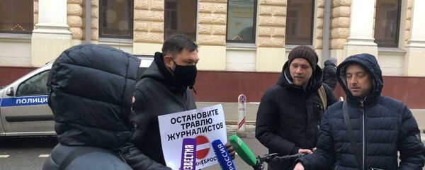 Кирилл Вышинский на акции у Посольства Латвии в Москве - Sputnik Латвия