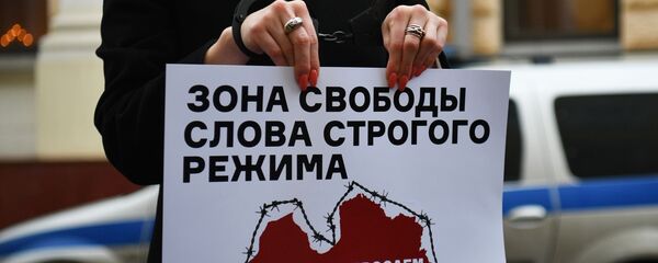 Член Общественной палаты РФ, журналистка Мария Бутина в одиночном пикете против травли работников российских СМИ в Латвии и Прибалтике у посольства Латвии в Москве - Sputnik Латвия