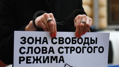 Член Общественной палаты РФ, журналистка Мария Бутина в одиночном пикете против травли работников российских СМИ в Латвии и Прибалтике у посольства Латвии в Москве