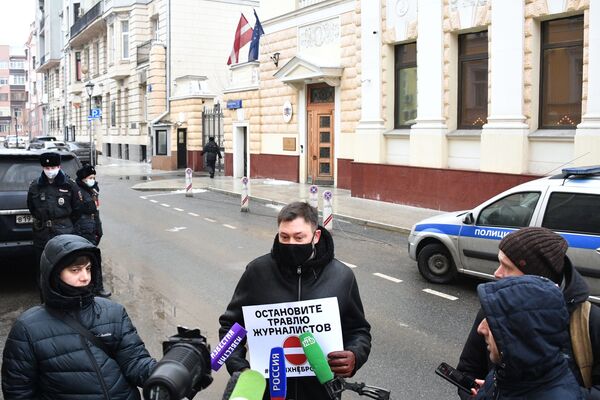 Одиночные пикеты у посольства Латвии в Москве - Sputnik Латвия