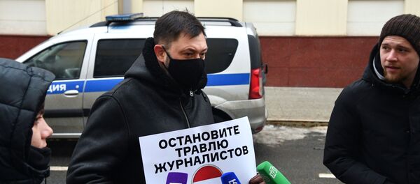 Член Совета по правам человека при президенте РФ, исполнительный директор медиагруппы Россия сегодня Кирилл Вышинский в одиночном пикете против травли работников российских СМИ в Латвии и Прибалтике у посольства Латвии в Москве - Sputnik Latvija