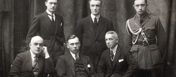 Делегация Латвии в Париже: в первом ряду слева направа Микелис Валтерс, Зигфрид Анна Мейеровиц, Янис Лаздиньш; во втором ряду Ольгердс Гросвалдс, Георгс Бисениекс, Янис Тепферс - Sputnik Латвия