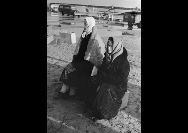 Ielenktās Ļeņingradas iedzīvotāji gaida, kad tiks nogādāti uz lielās zemes pāri Lādogas ezeram. 1942. gads - Sputnik Latvija