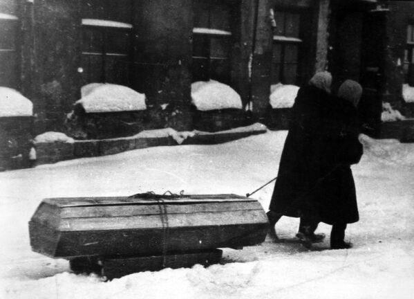 Pilsētas iedzīvotāji ved uz ragavām zārku ar blokādē mirušu cilvēku - Sputnik Latvija
