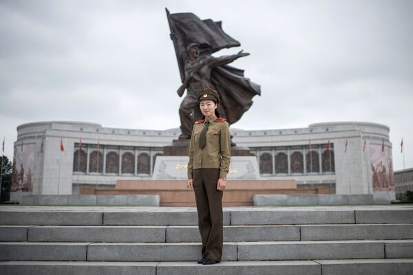 Капитан Корейской народной армии Чхве Ун-Чон позирует у Военного музея в Пхеньяне - Sputnik Латвия