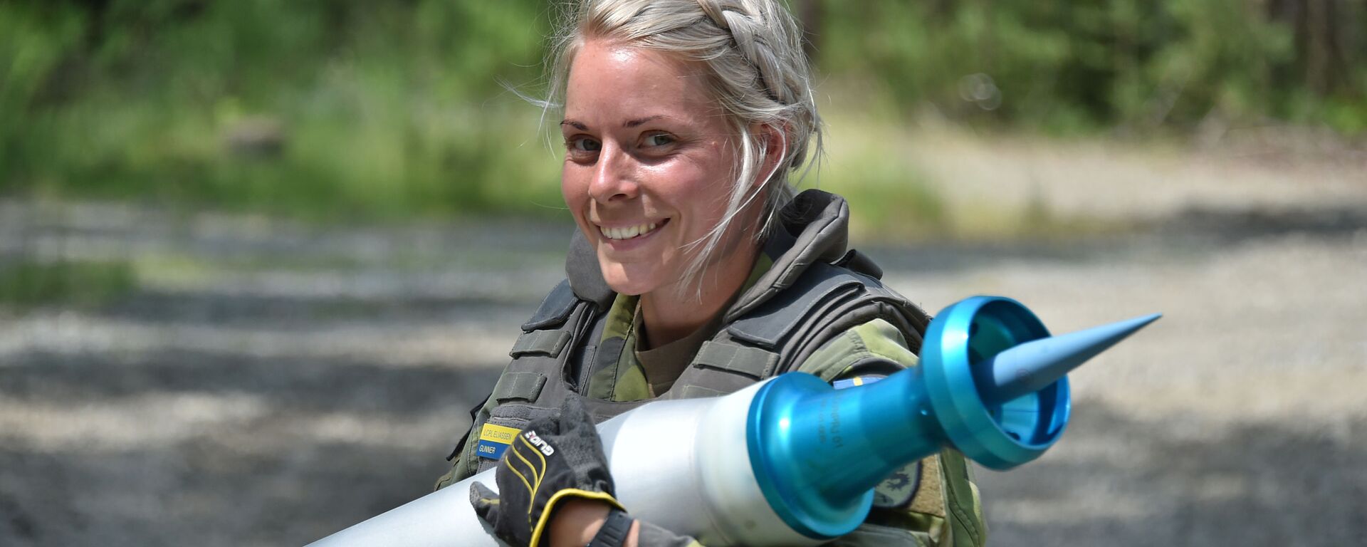 Женщина-военнослужащий армии Швеции несет снаряд во время танковых испытаний Strong Europe - Sputnik Латвия, 1920, 12.03.2026