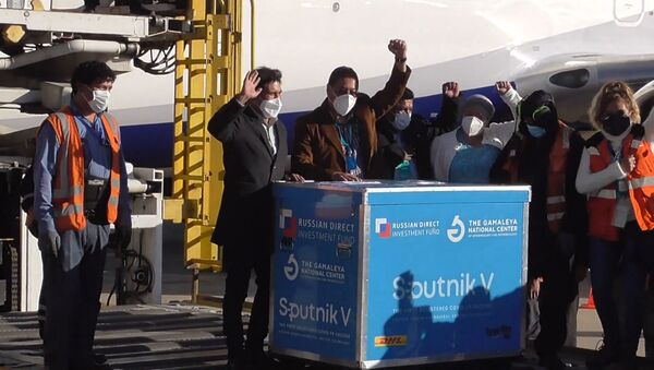 Первая партия вакцины Спутник V доставлена в Боливию - Sputnik Латвия