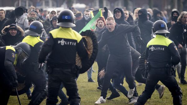 Протесты в Нидерландах против мер, введенных правительством для борьбы с COVID-19 - Sputnik Латвия