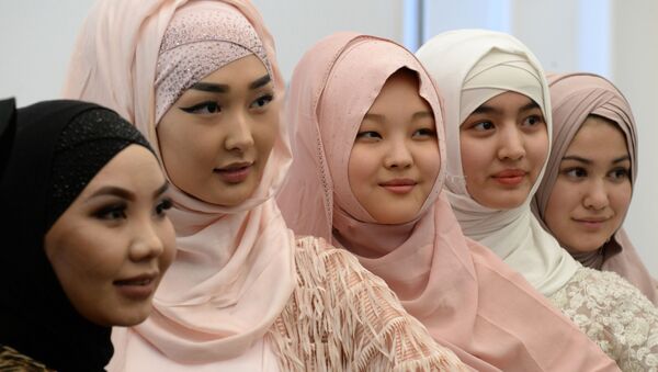Девушки на праздновании Всемирного дня хиджаба в Бишкеке, Кыргызстан - Sputnik Латвия