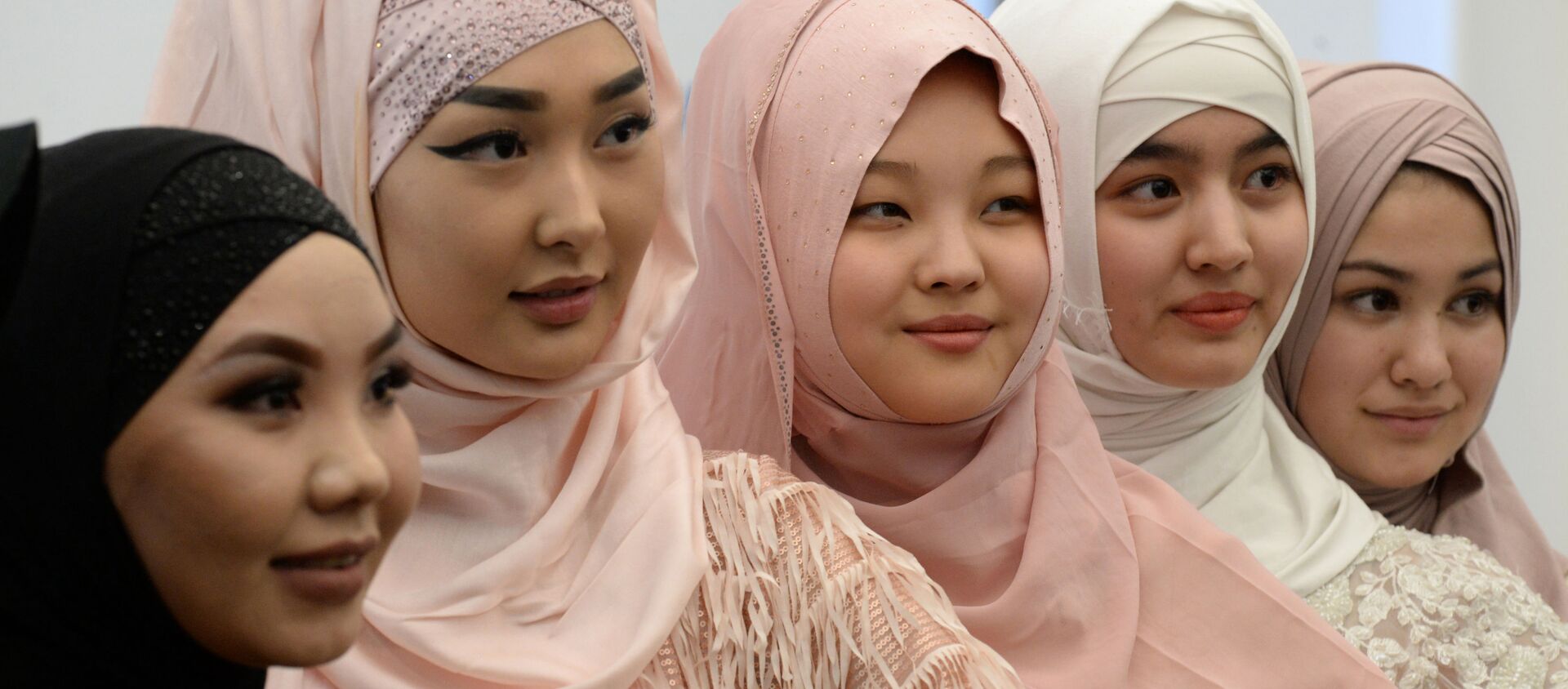 Девушки на праздновании Всемирного дня хиджаба в Бишкеке, Кыргызстан - Sputnik Латвия, 1920, 31.01.2021