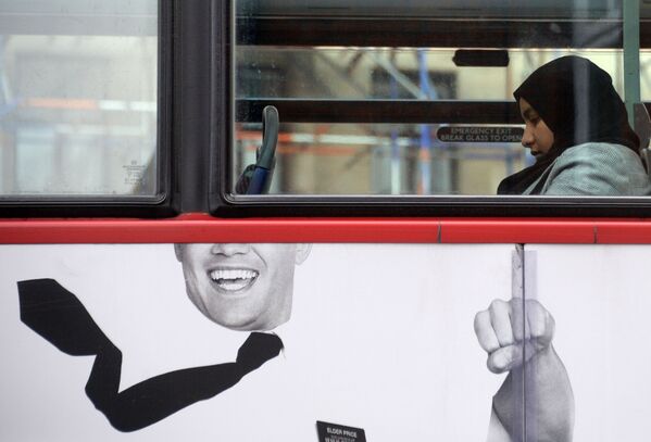 Мусульманская девушка в лондонском автобусе - Sputnik Латвия