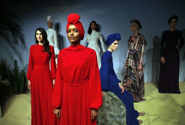 Мусульманская модель Халима Аден во время показа мод в Стамбуле - Sputnik Латвия
