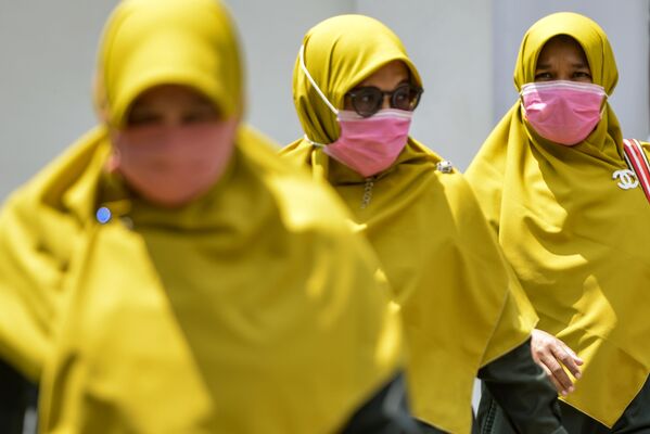 Женщины в хиджабах и масках в Банда-Ачех, Индонезия - Sputnik Латвия