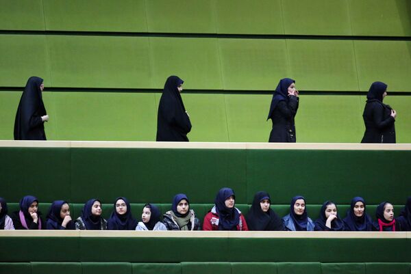 Иранские школьницы присутствуют на речи президента Хасана Роухани в парламенте, Тегеран - Sputnik Латвия