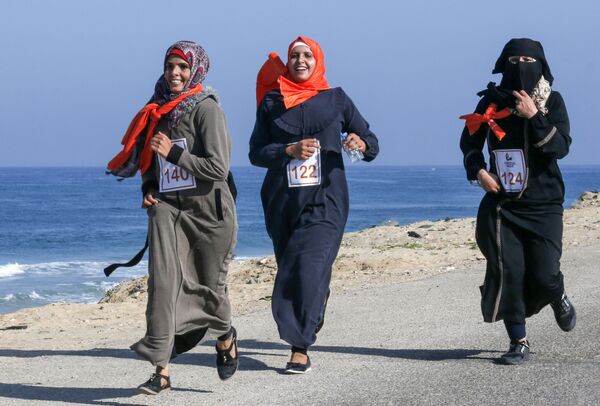 Палестинские женщины принимают участие в марафоне, призывающем к прекращению насилия в отношении женщин, сектор Газа - Sputnik Латвия